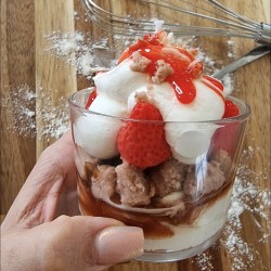 Bougie Chantilly Crumble et délices de fraises